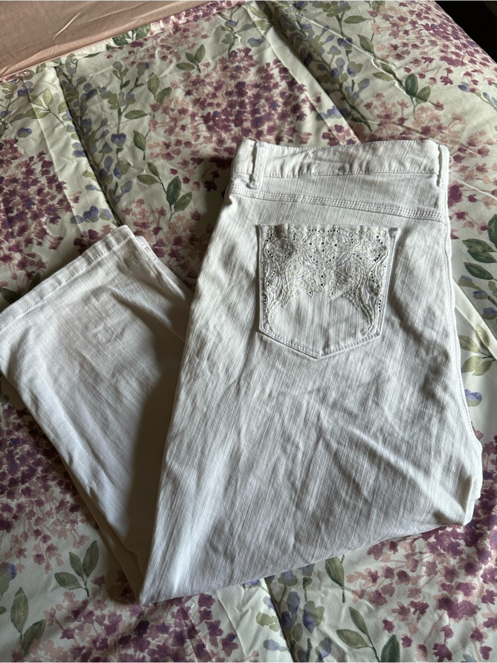 Y2K and vintage White capris with Embroidered Back Pocket